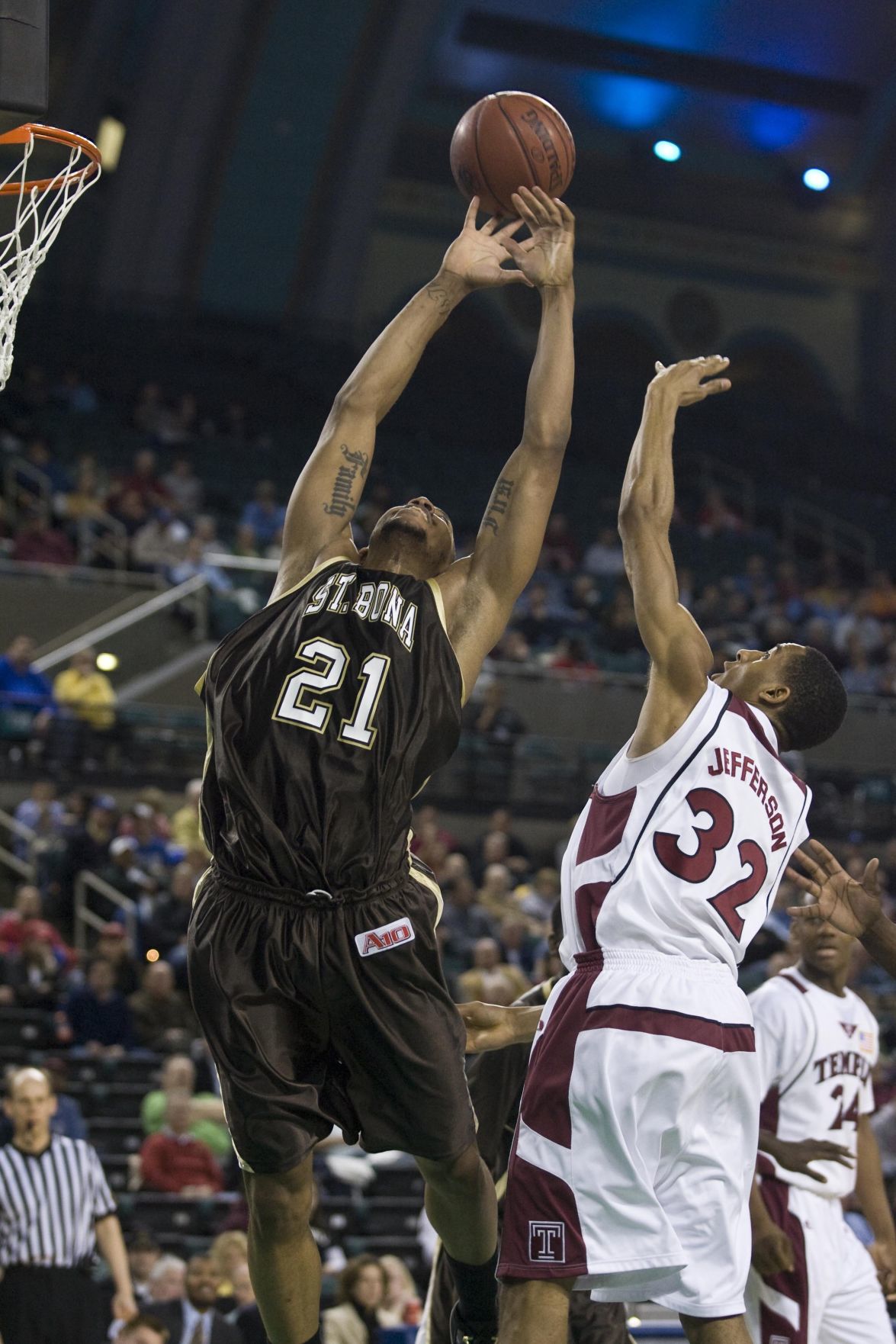 A10 basketball Quarters